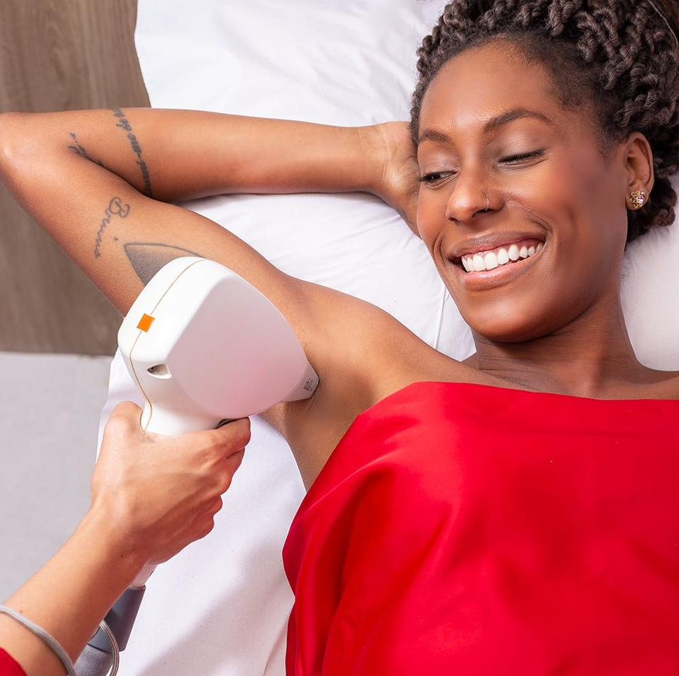 Cliente sorrindo durante sessão de depilação a laser nas axilas